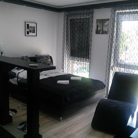 Feszek Apartman Debrecen Oda fotoğraf