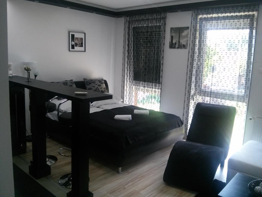 Feszek Apartman Debrecen Oda fotoğraf