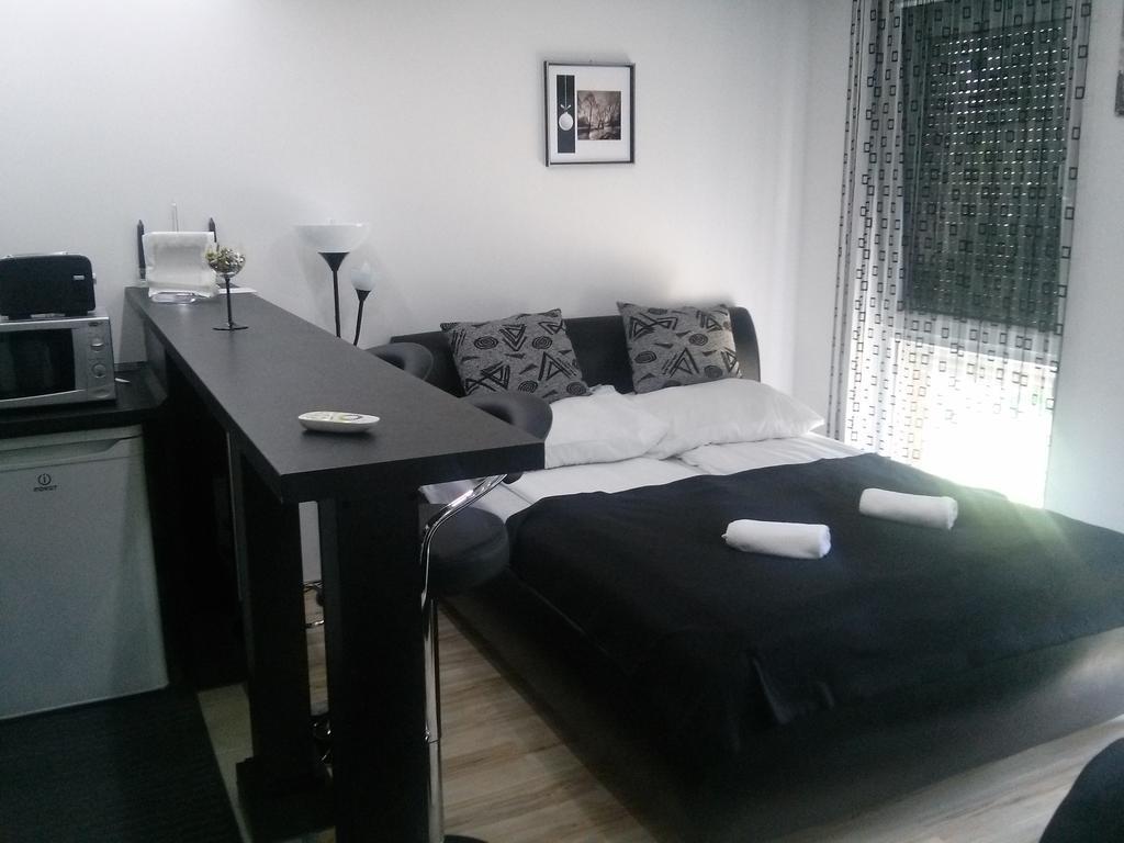 Feszek Apartman Debrecen Oda fotoğraf